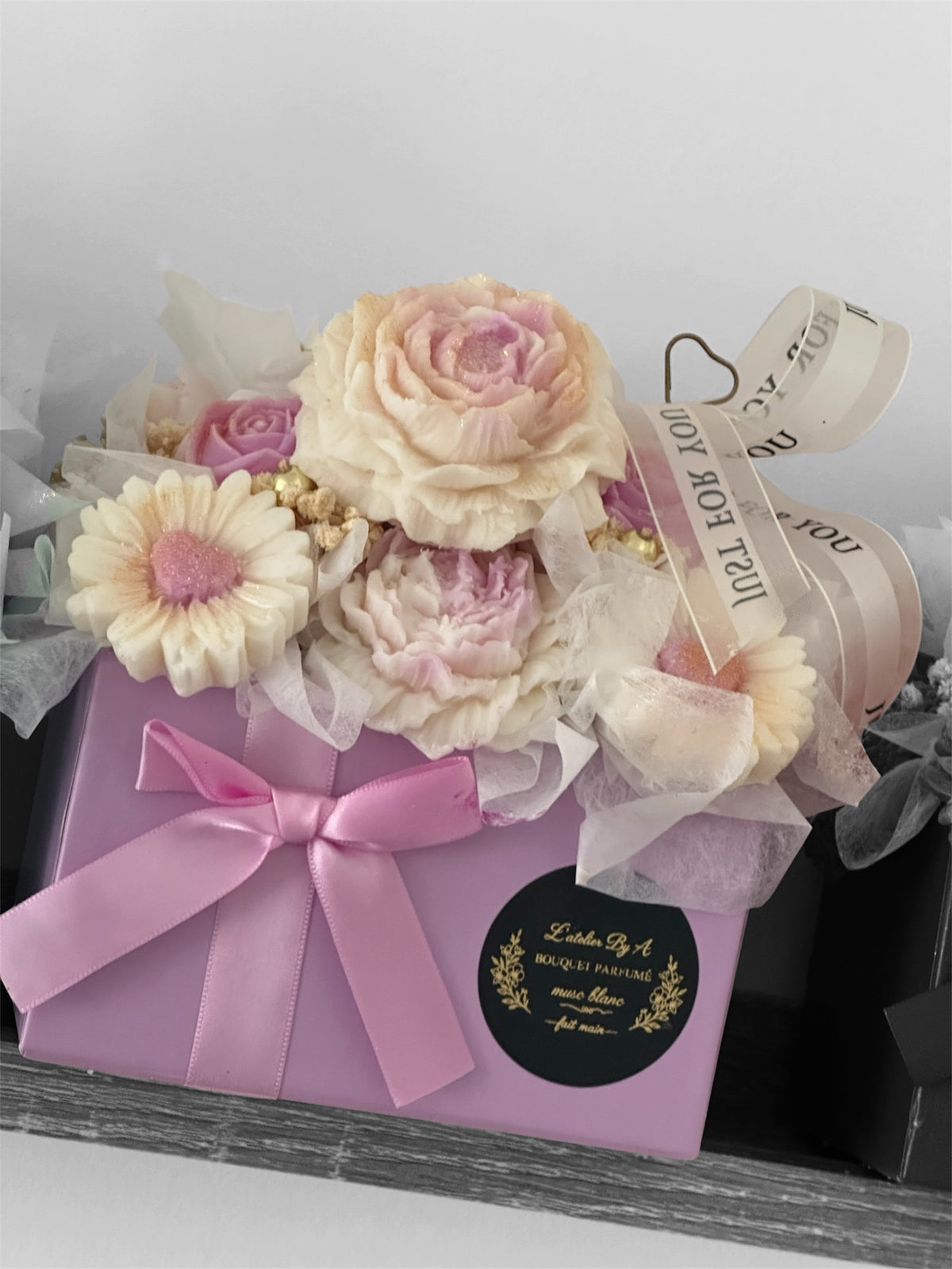 Bouquet de fondants parfumés lila et blanc carré